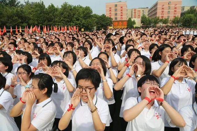 向梦想出发，高考倒计时30天衡水二中学生操场激情呐喊