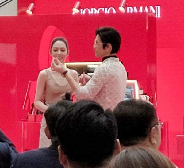 向佐郭碧婷现身活动宣布婚期，郭碧婷美成仙，向佐倾身闻她的香味