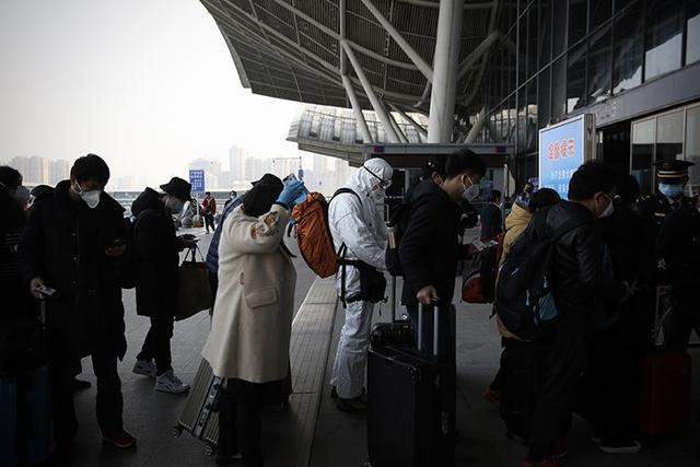 首趟省外列车始发 首日5.5万多人火车离汉