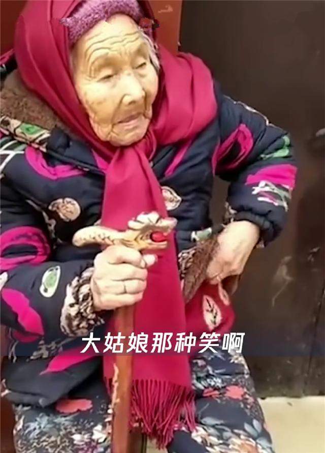 107岁妈妈给84岁女儿捎糖吃，女儿笑得真开心，瞬间暖哭网友