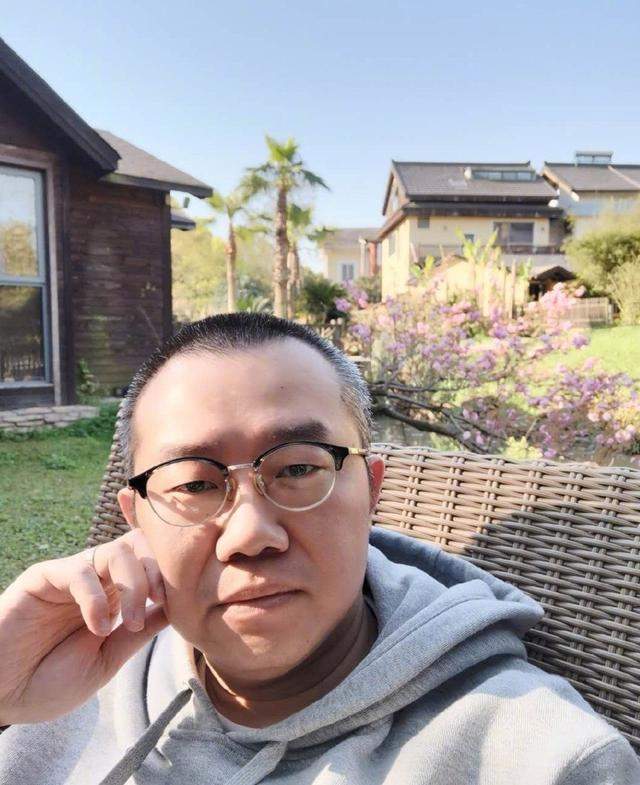 涂磊翘脚被批评，发文道歉不被接受，央视女主持元元点评狠批