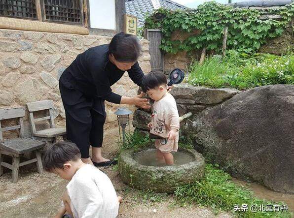 宋仲基陪哥哥一家到夏威夷度假，侄子们欢天喜地和叔叔反差大