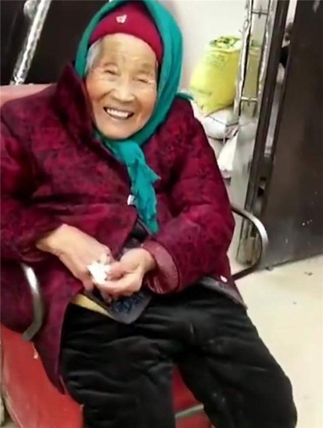 107岁妈妈给84岁女儿捎糖吃，女儿笑得真开心，瞬间暖哭网友