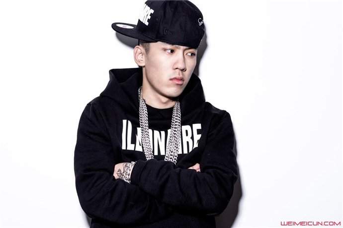 dok2和殷志源长得像吗 从他们的多张对比照片可以知道