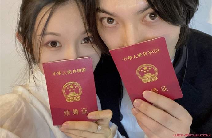 简弘亦领证结婚 与老婆喜晒结婚证详细个人资料起底