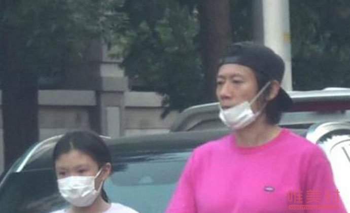 夏雨带女儿逛街 10岁女儿夏悠然罕见露面长得眉清目秀