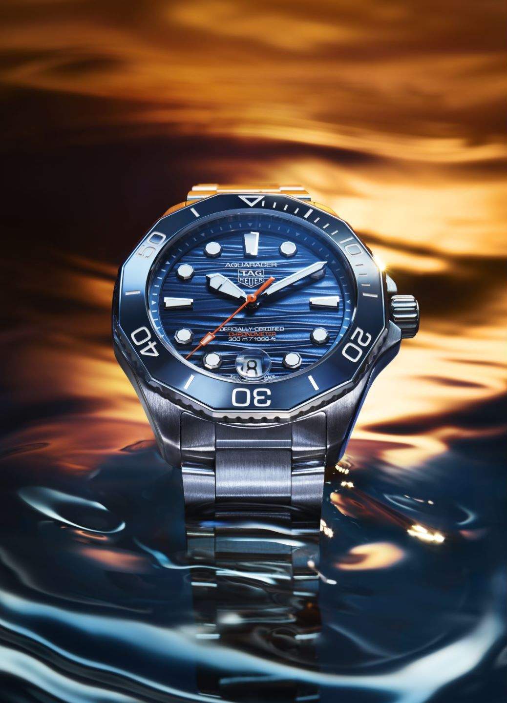 遨游深海跨越时区TAGHEUER泰格豪雅竞潜系列（AQUARACER）PROFESSIONAL300日历型腕表和两地时腕表重磅发布