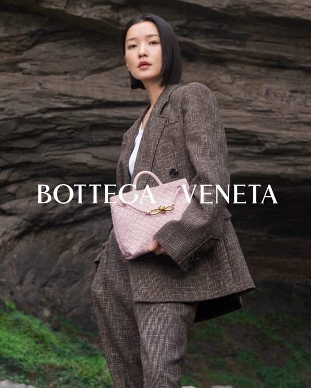 BOTTEGA VENETA 呈献 2024 七夕广告大片 特邀品牌挚友周雨彤、米卡和杜鹃出演