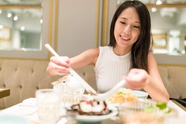 明星们追捧的「间歇性断食」和「生酮饮食」，真的有效还健康？