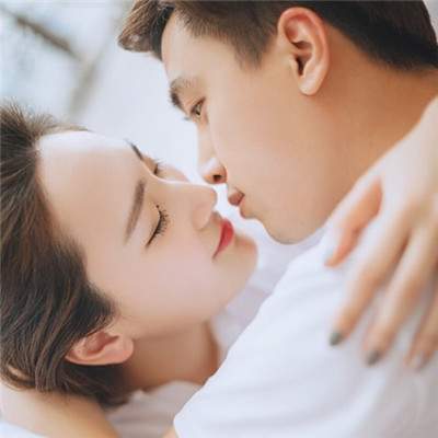  男女接吻时女生回应方法：轻轻娇吟，夹紧双腿你懂得的