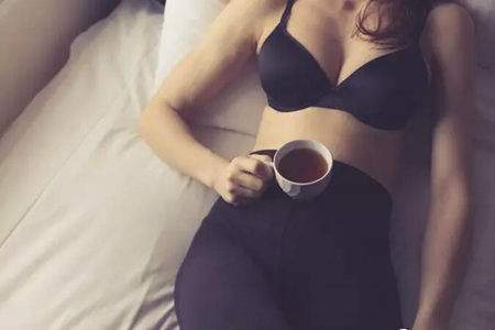 【丰胸】女性乳房一大一小？教你牢记这4点能胸部自然挺拔