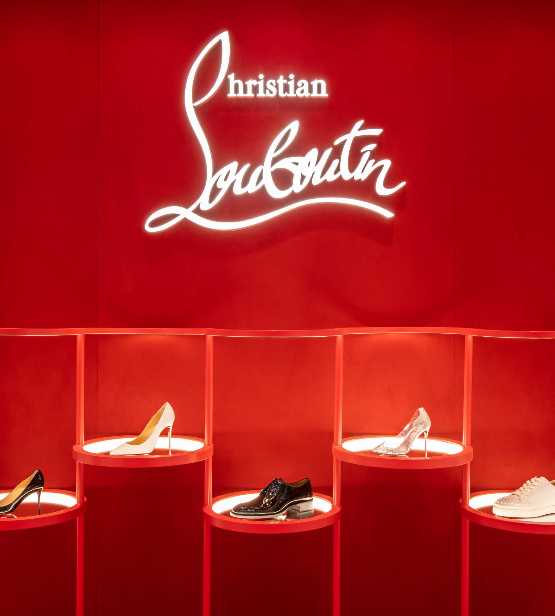 演员张新成、刘些宁亮相Christian Louboutin路铂廷成都红底限时体验空间