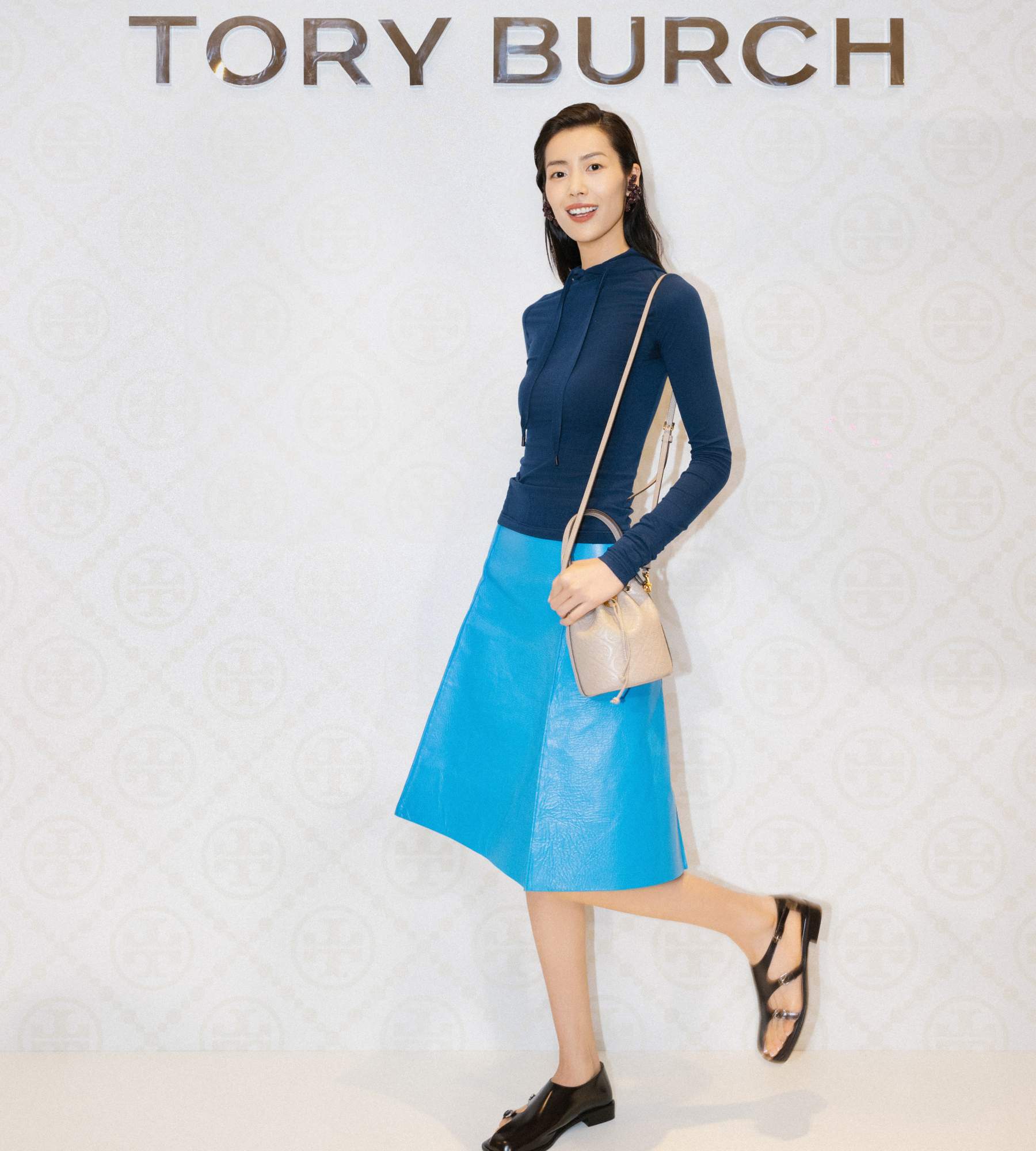 TORY BURCH 2024秋冬系列新品预览—— 刘雯亮相南京德基广场精品店，探寻全新风格灵感