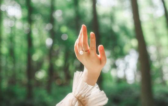 女孩子左手中指戴戒指什么意思 不同位置各有不同