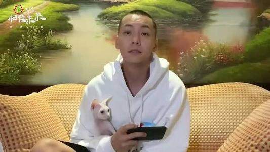 陈伟霆把猫唱睡着了，太多的网友坐不住了！