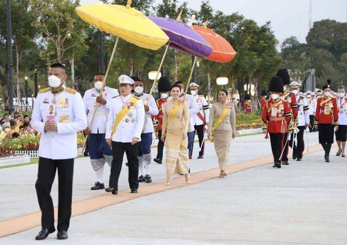 苏提达和泰王一起漫步沙滩！王后还穿了人字拖太罕见，泰王穿凉鞋