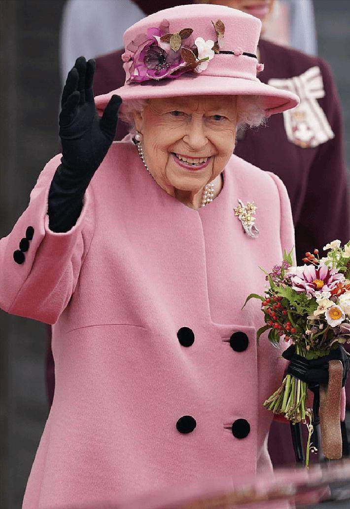 英国夏洛特公主9岁啦！官方生日照美成女神，神似戴妃又致敬女王