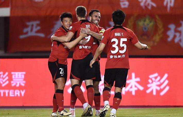 国安后防太烂，惨遭谢晖保级队3-2绝杀！法比奥双响难救主