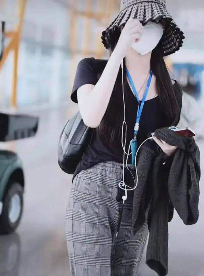 王菲陪女儿手术后回京略显憔悴，李嫣手术后状态良好