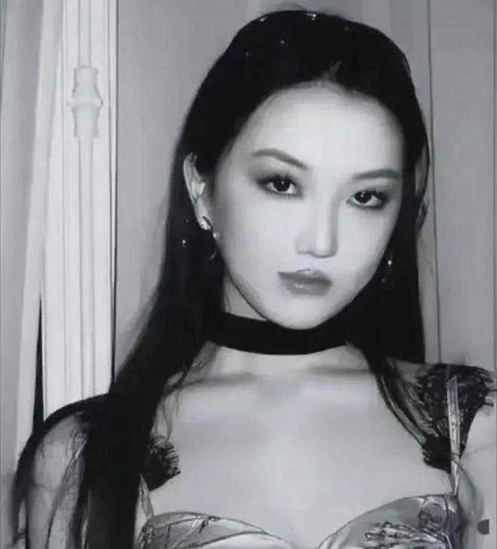 王菲陪女儿手术后回京略显憔悴，李嫣手术后状态良好