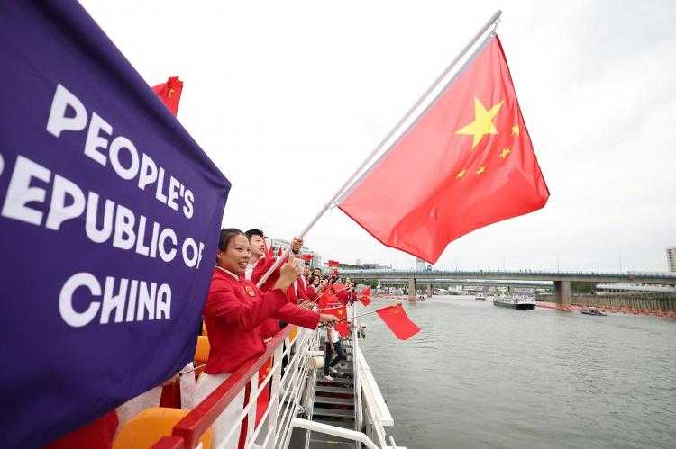 巴黎奥运会开幕式：中国奥运代表团亮相，马龙挥舞五星红旗！