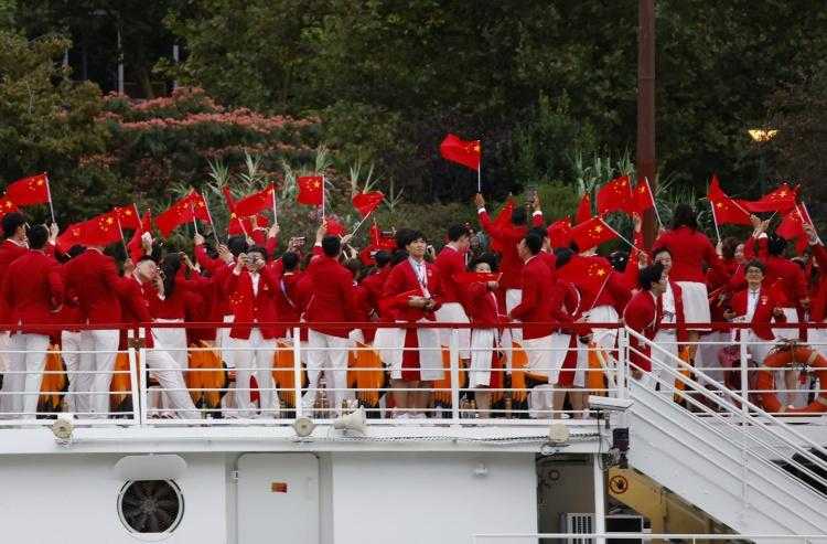 巴黎奥运会开幕式：中国奥运代表团亮相，马龙挥舞五星红旗！