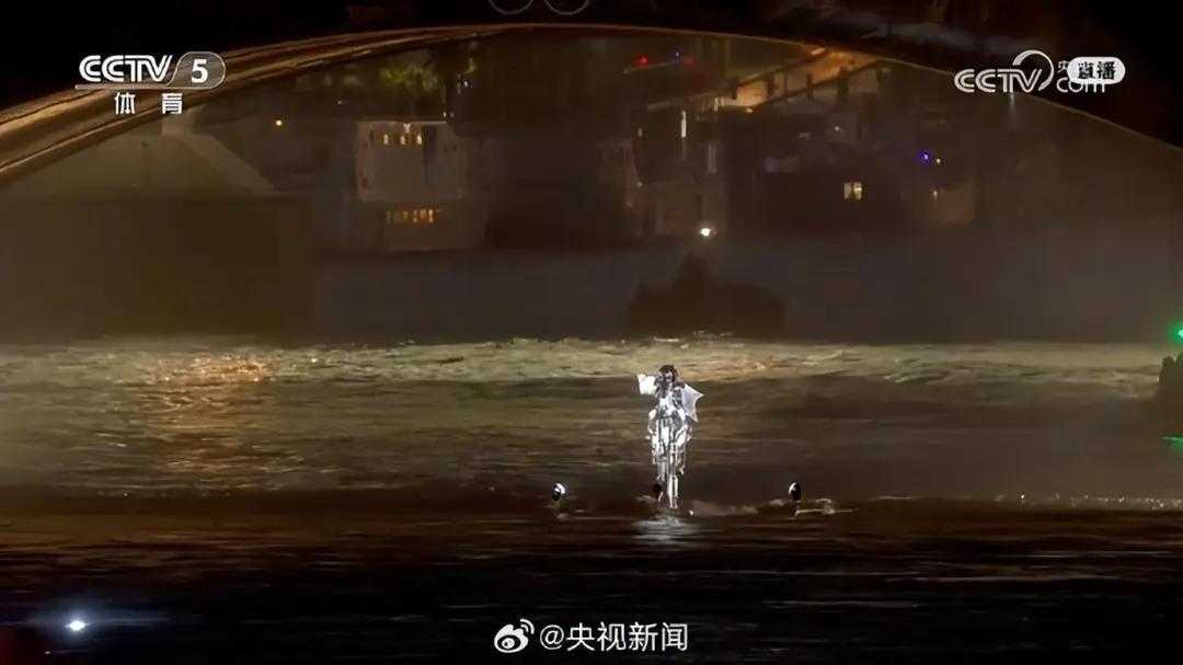 海看奥运丨巴黎奥运会开幕式名场面！塞纳河上“中国红”闪耀