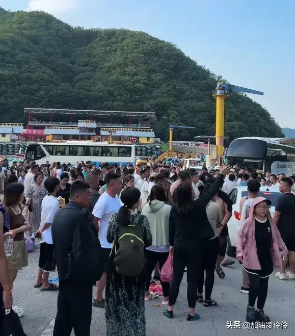 闹大了！红河谷游客滞留，售票处被围高喊“退票”，抚顺文旅沦陷