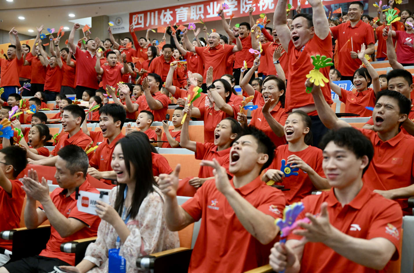 邹敬园卫冕双杠冠军！成都宜宾共同培养，启蒙教练是“奥特曼”